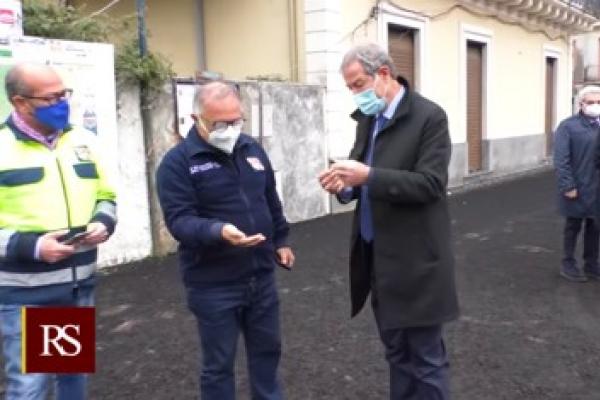 presidente musumeci nei paesi colpiti dalla cenere vulcanica 3