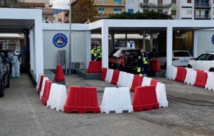 Controlli drive-in tamponi rapidi