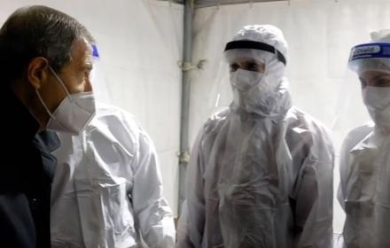 Musumeci con personale sanitario