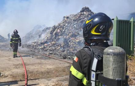 Incendio Ecomac Augusta vigili del fuoco