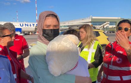 Ayeda all'arrivo con la madre all'aeroporto di Palermo