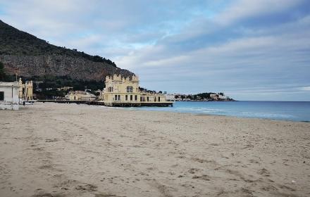 Spiaggia di Mondello mare Italo Belga 