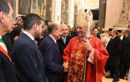 schifani stringe mano al cardinale 